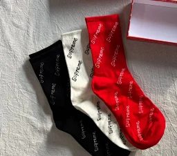 thumbnail for 红色盒装袜子 淡淡欧欧