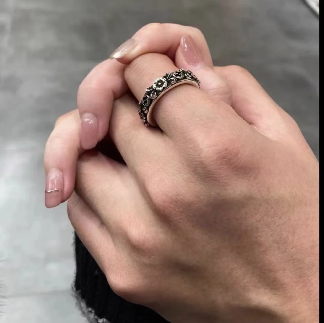 8046 [New Arrival] Interlocking Double G and Flower Ring

We Z consistent s925 silver, handmade vintage effect, the cost is particularly expensive!
（The Gucci Cosmogonie collection is a reinterpretation of the interlocking double G and other important graphic elements, such as floral prints.