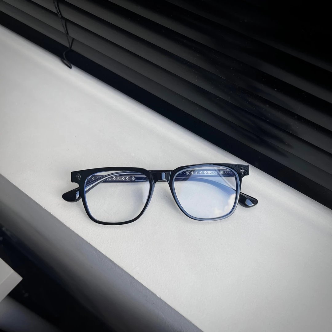 8046 𝐂𝐡𝐫𝐨𝐦𝐞 𝐡𝐞𝐚 𝐫𝐭𝐬 Kroxin Cross Patch Black Frame Eyeglasses
With its own blue lenses, the detailing is very good Trimming the shape of the face is completely ok Daily commute
𝐒𝐢𝐳𝐞:53-19-147
Complete with counter package
