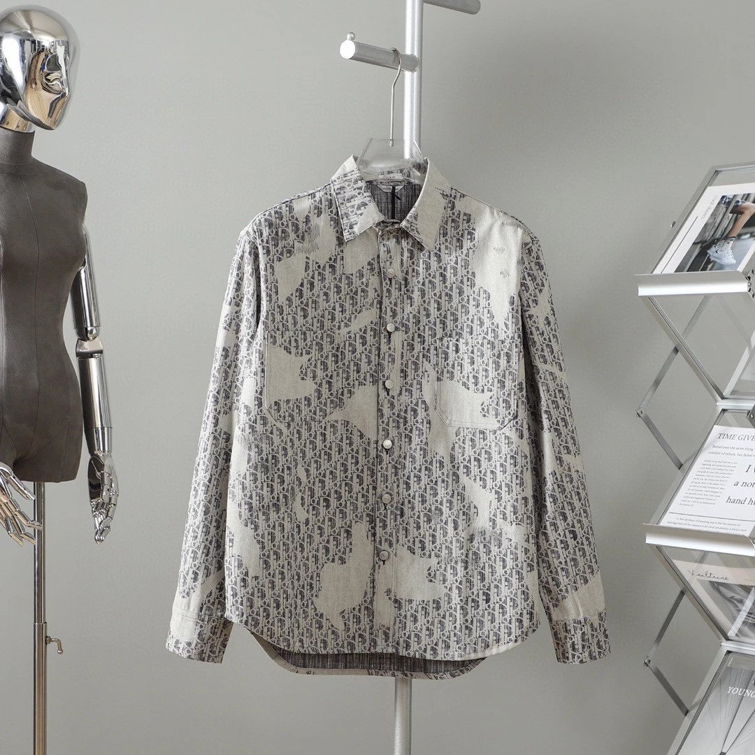 8100 Dior Dior Printed Denim Shirt Jacket
--Crafted from black and white cotton denim.
-Bleached white effect throughout -Oblique print -The Oblique Kasuri print is inspired by an ancient Japanese textile technique, highlighting Di