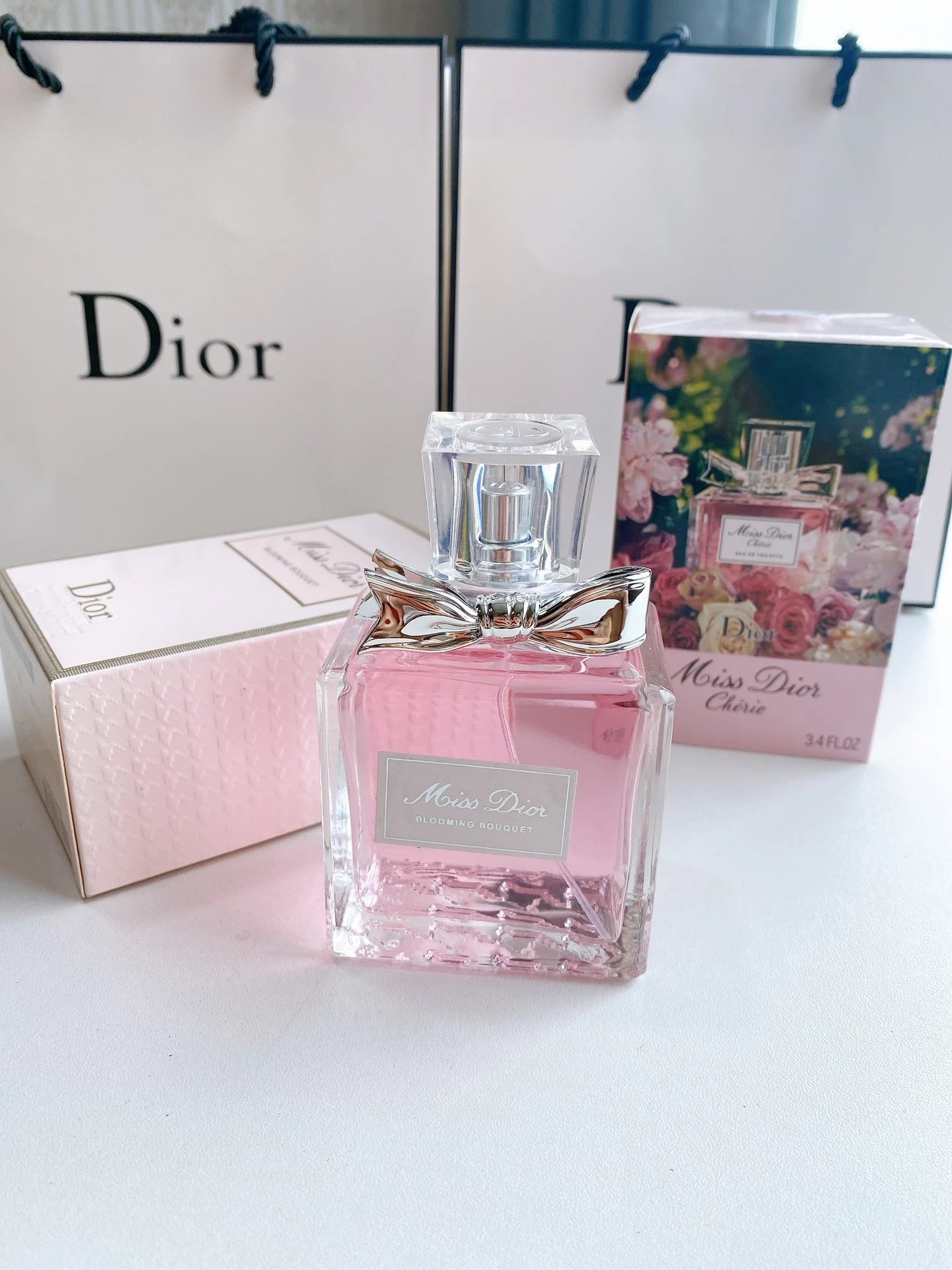 Item Thumbnail for 8081  迪奥DIOR 花漾甜心淡香水100ml，专柜配手提袋。丝芙兰内部货源，每套带有防伪贴，支持扫码。粉色花样淡香氛前调如初恋；清新西西里柑橘带着初恋般的青涩与甜蜜，如爱的轻抚。感受着爱与被爱的