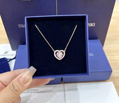 8083 520 good gift SWAROVSKI SWAROVSKI China exclusive Gema 520 series love necklace collarbone chain (generation level difference version can feel free to compare) counter synchronization on sale. This mesmerizing necklace is specially crafted for 520, with transparent color and light pink Swarovski