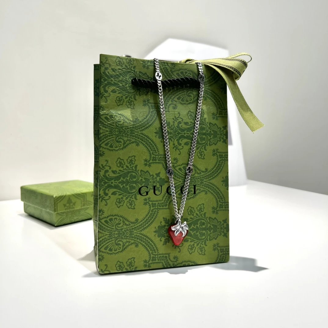 8046 Gucci/Gucci Double G Interlocking Chain Strawberry Collection Necklace
⚠️⚠️s925 silver material, strawberry pendant inside solid sterling silver outer layer wrapped in a layer The color is bright and transparent, you can clearly see the strawberry inside the grain. Fairy must get one with a very good-looking. Chain length