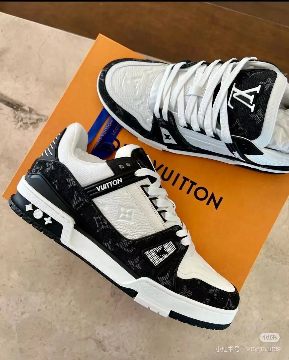 Low-Top Sneaker