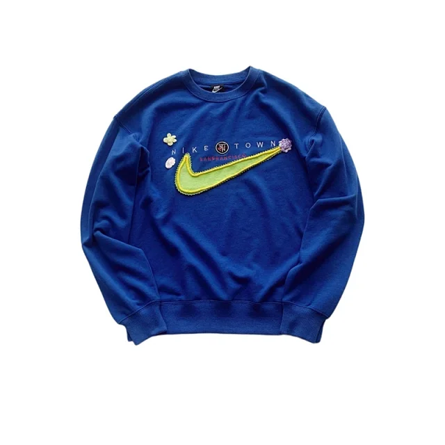 Nike Hoodies & Sweatshirts Crewneck sweatshirt with floral embroidered Swoosh product detail image 2