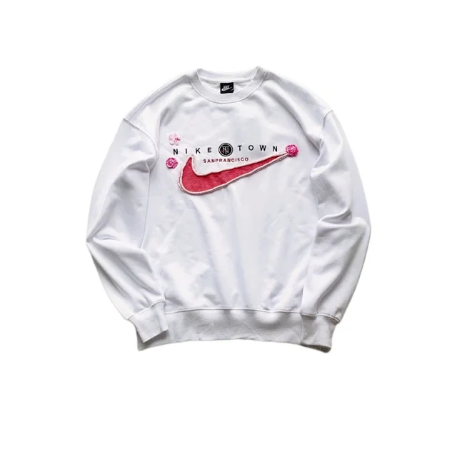 Nike Hoodies & Sweatshirts Crewneck sweatshirt with floral embroidered Swoosh product detail image 3