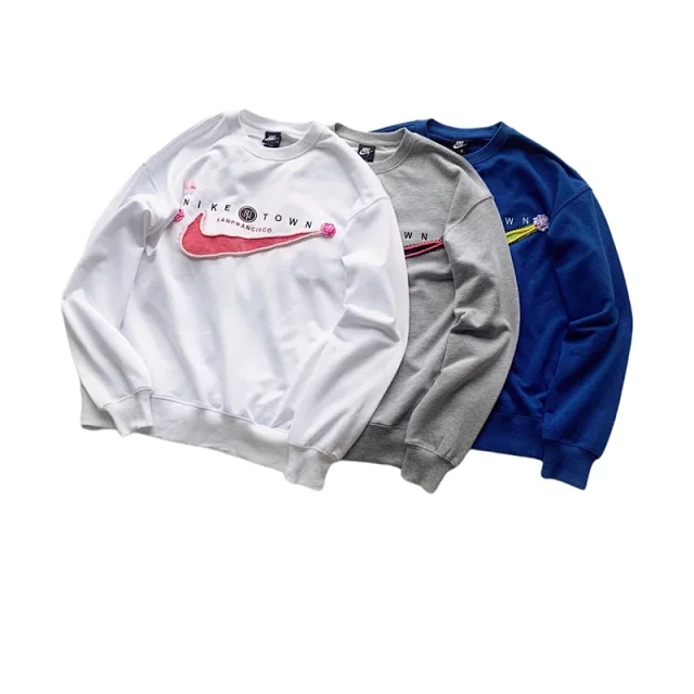 Nike Hoodies & Sweatshirts Crewneck sweatshirt with floral embroidered Swoosh product detail image 1