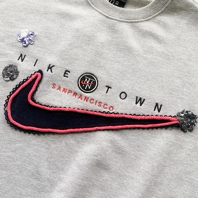 Nike Hoodies & Sweatshirts Crewneck sweatshirt with floral embroidered Swoosh product detail image 6