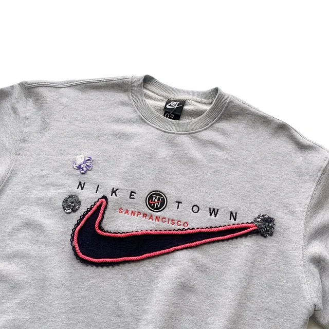 Nike Hoodies & Sweatshirts Crewneck sweatshirt with floral embroidered Swoosh product detail image 5