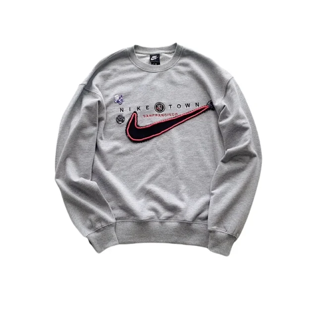 Nike Hoodies & Sweatshirts Crewneck sweatshirt with floral embroidered Swoosh product detail image 4