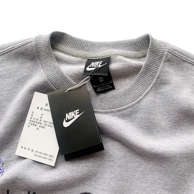 Nike Hoodies & Sweatshirts Crewneck sweatshirt with floral embroidered Swoosh product detail image 9