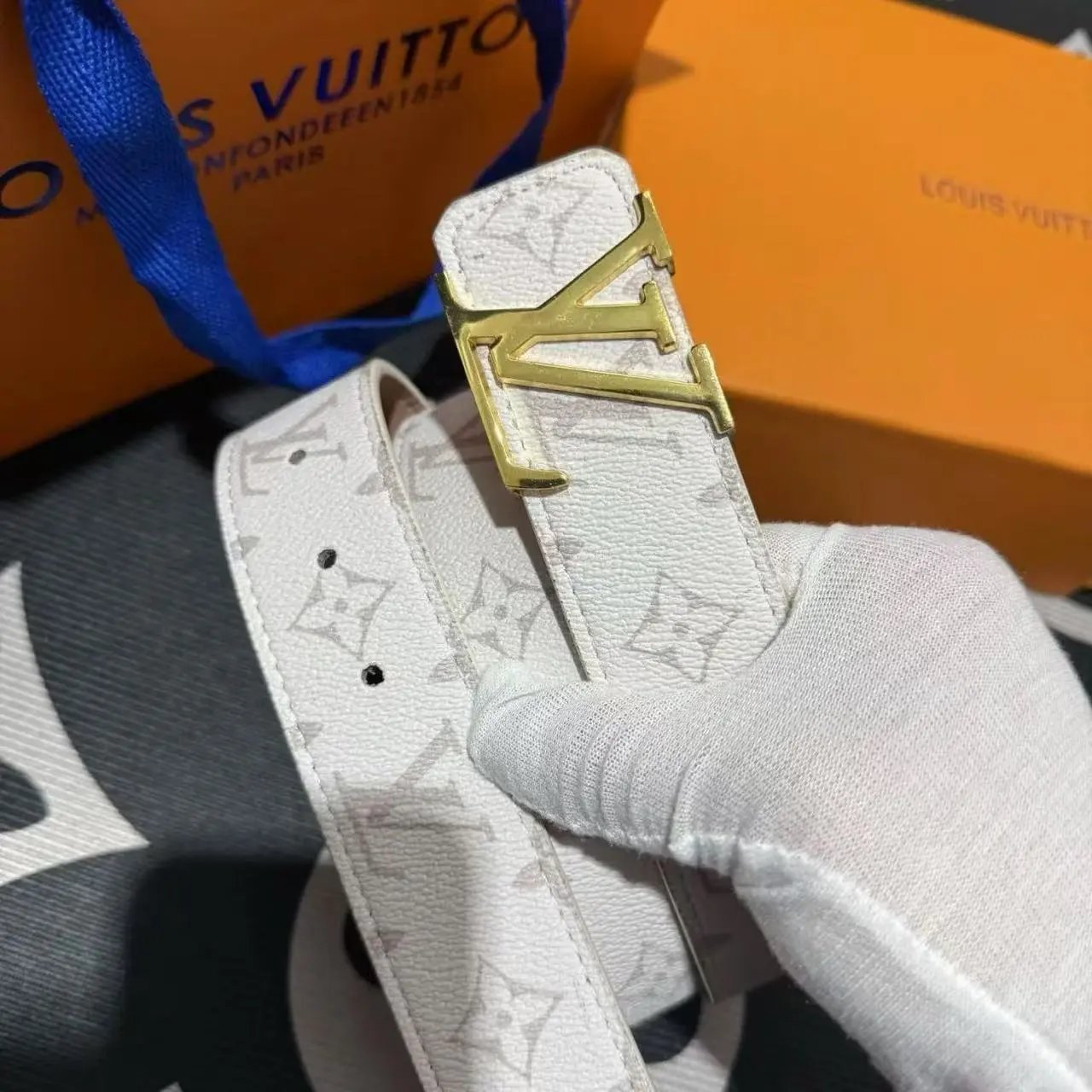 White Old Flower Gold Buckle