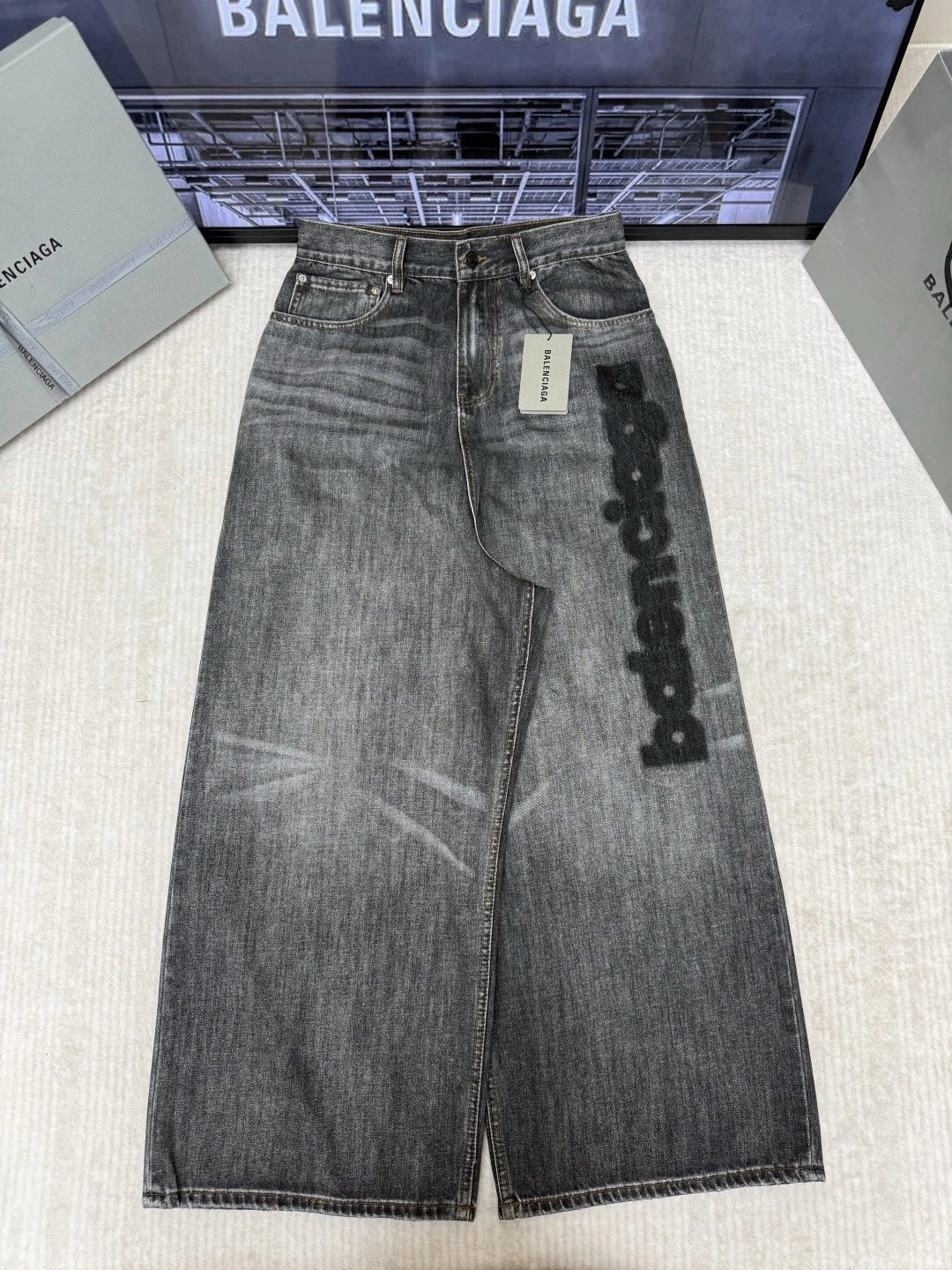 Black Spray Letter Logo Denim Jeans photo 2