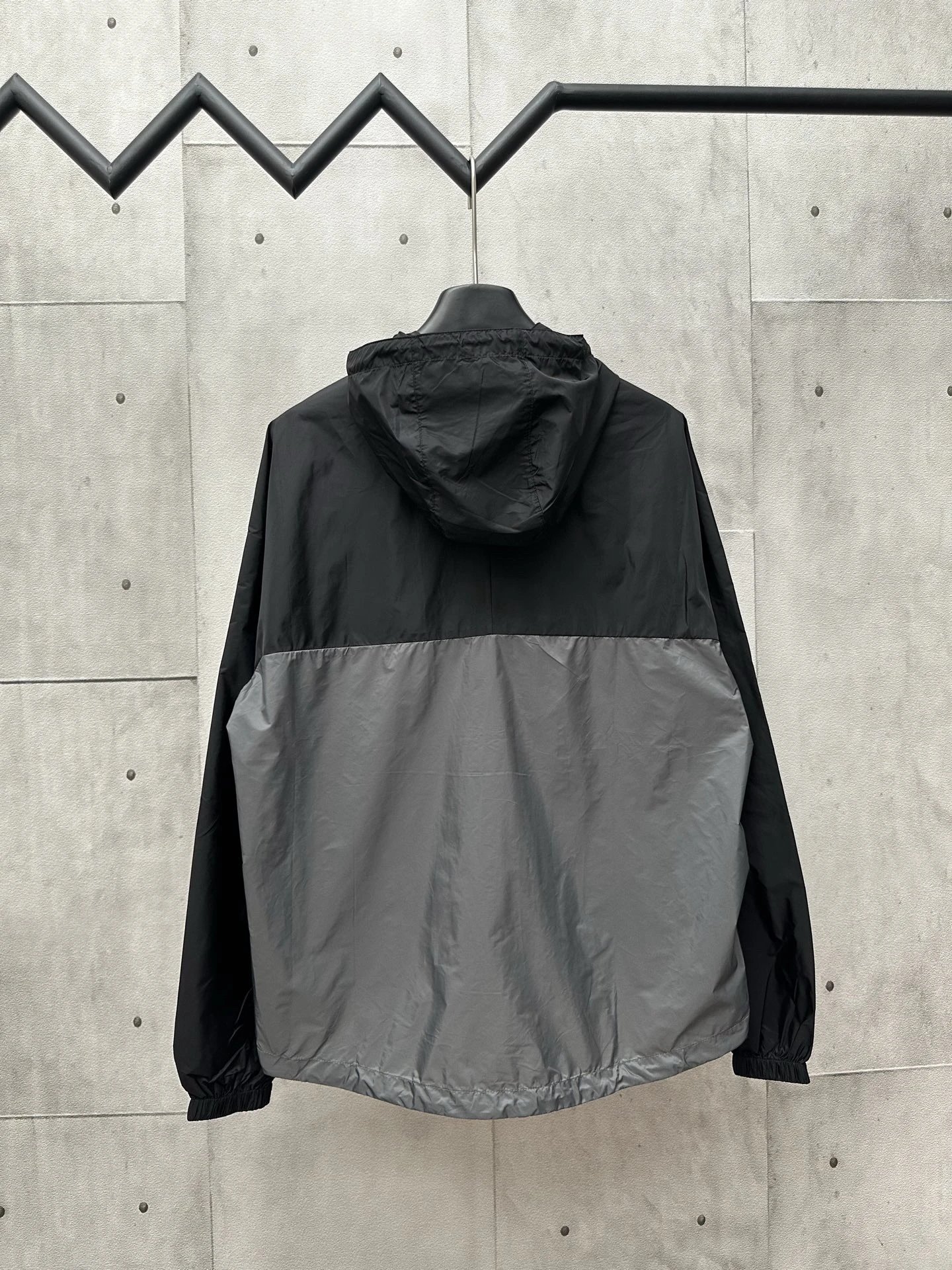 Metal Label Lightweight Hooded Jacket photo 3