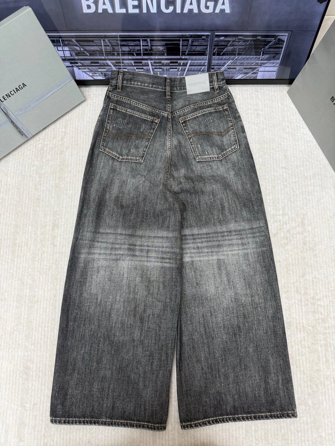 Black Spray Letter Logo Denim Jeans photo 3