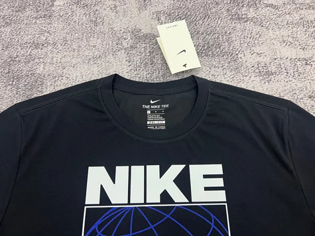 Nike T-Shirts Short-Sleeve Graphic Logo T-Shirt product detail image 5