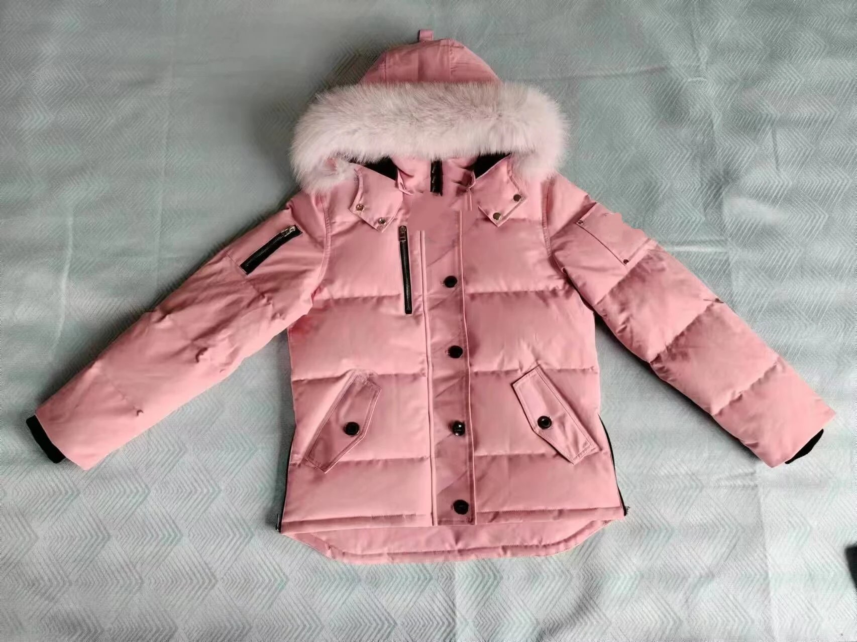 Pink （  Black  badge）white  fur