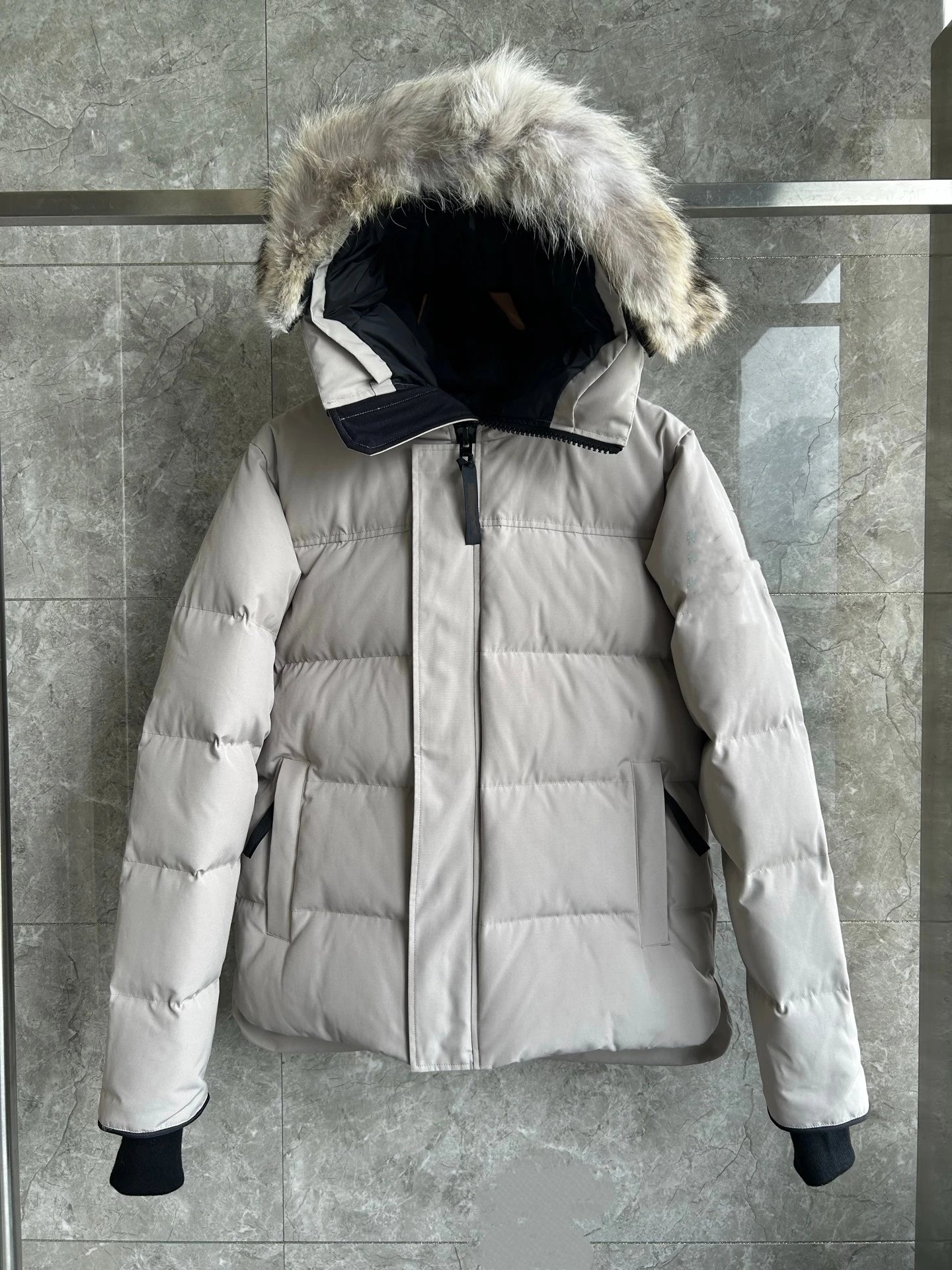 Stone gray red badge (fur)