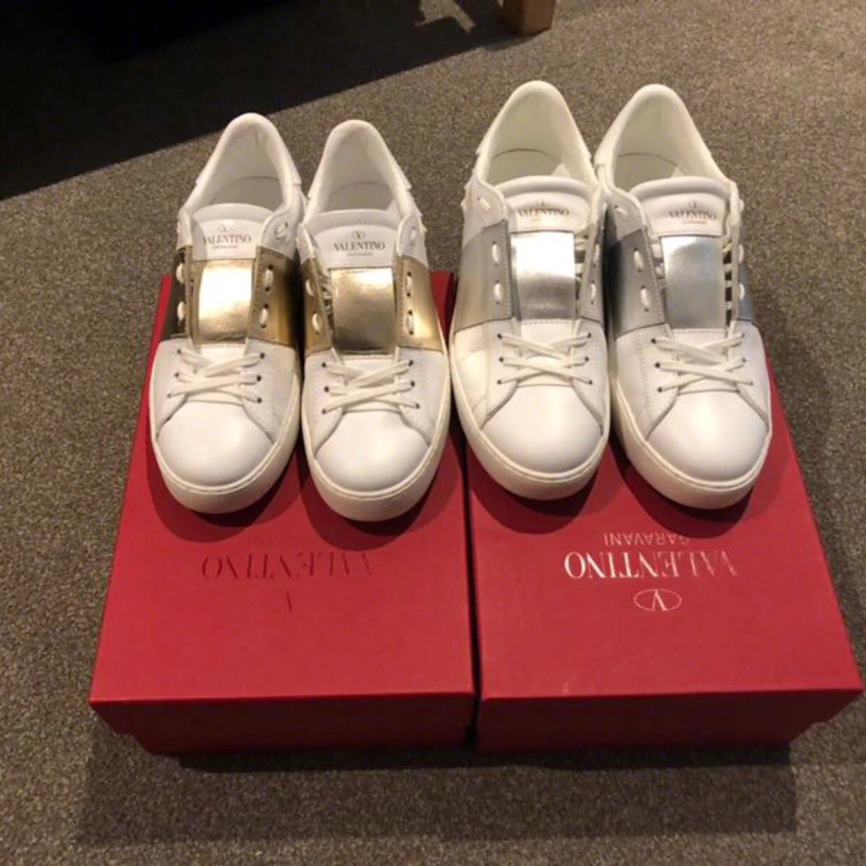 Valentino华伦天奴 2020年早春新款情侣款小白鞋华伦天奴鞋小白鞋男小白鞋女铆钉平底鞋运动鞋女跑步鞋真皮小白鞋