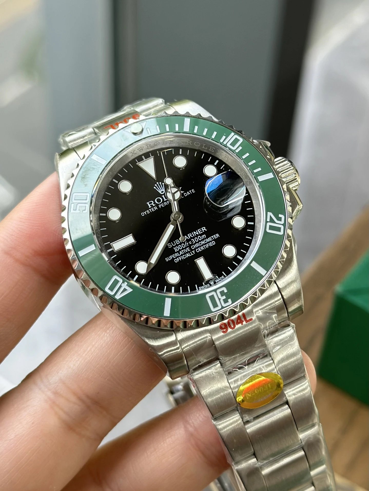 Rolex Submariner Date horloge met groene lunette en zwarte wijzerplaat