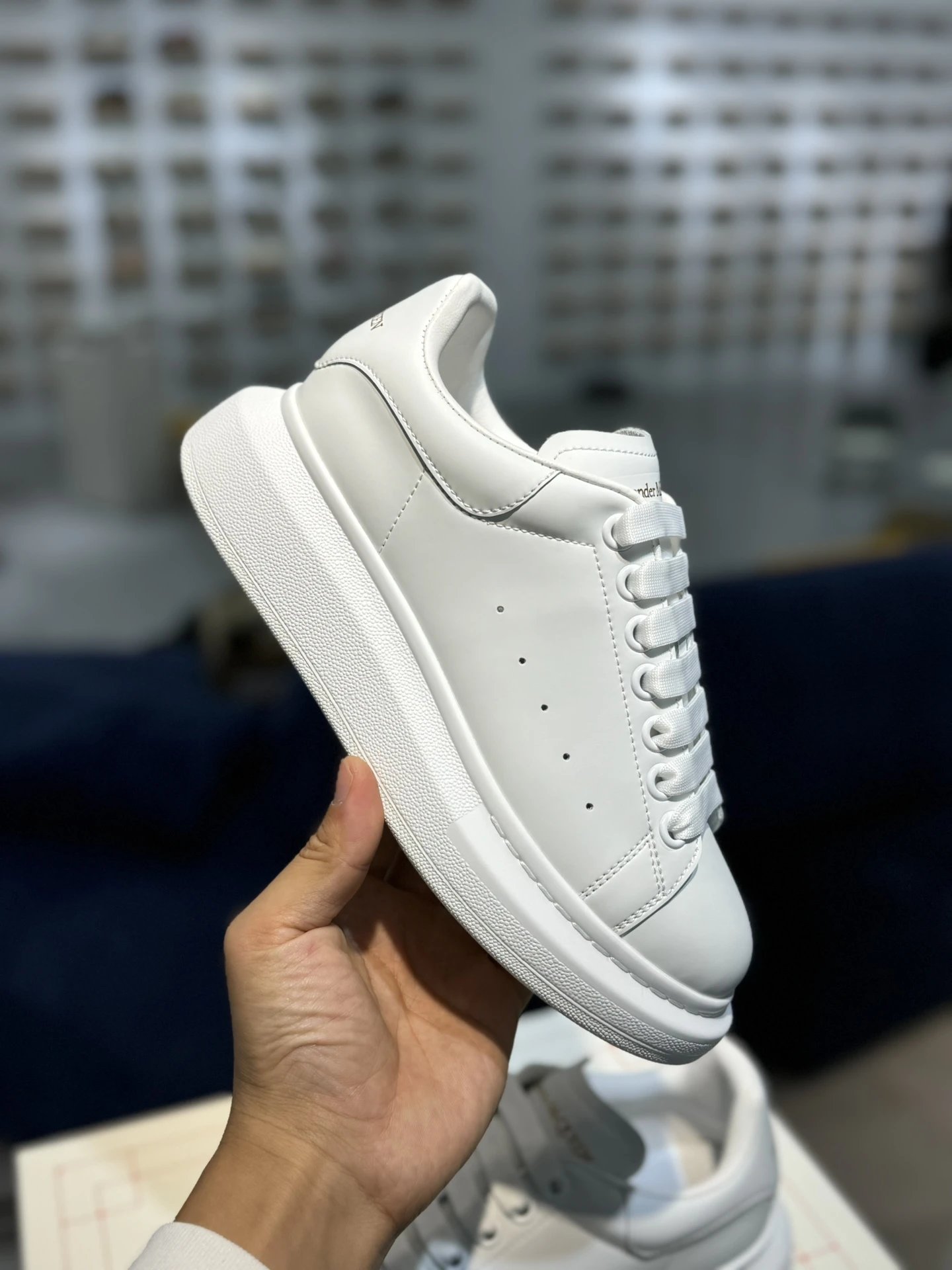 Pure white-tailed SKU image