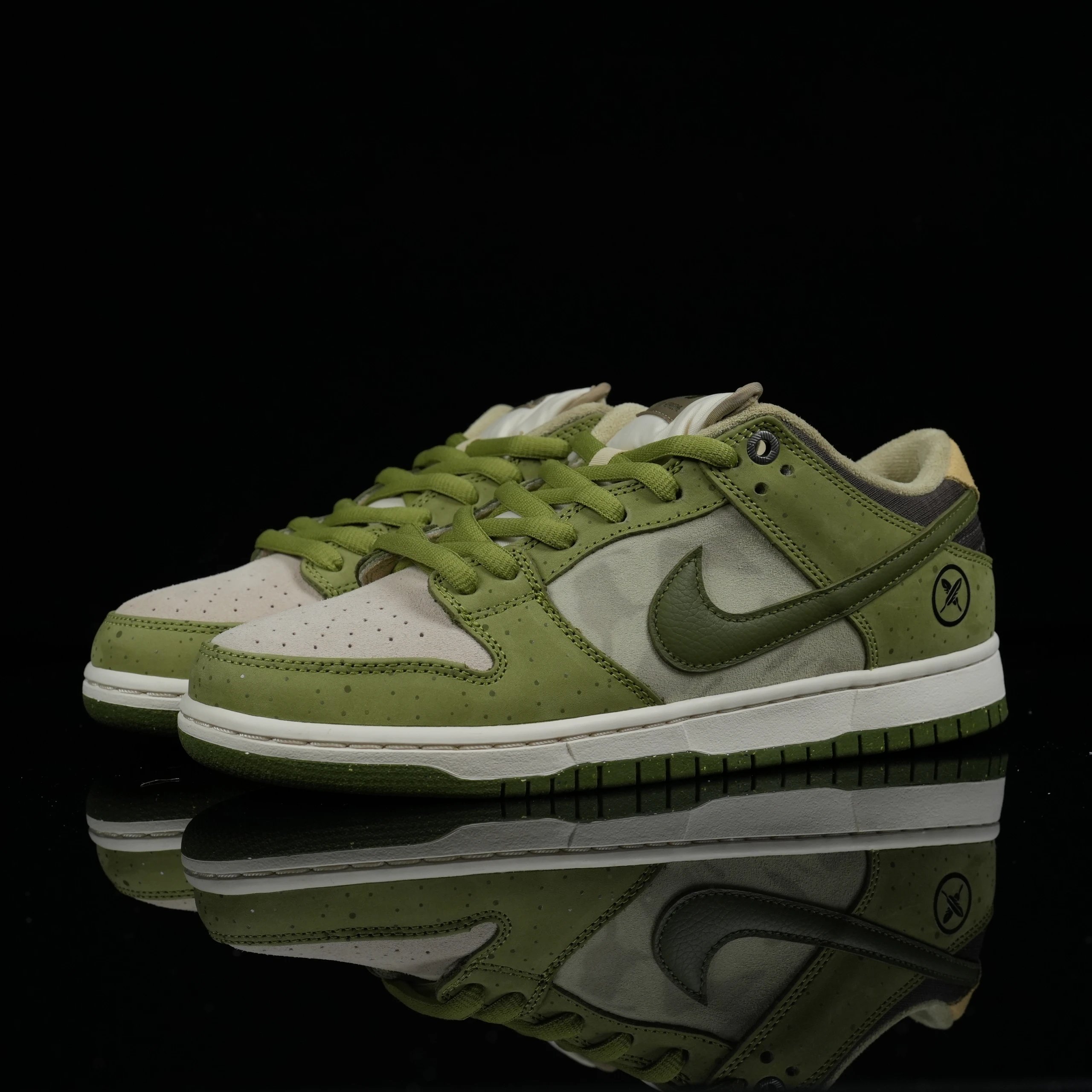Dunk SB Green and white-HF 8022-300 SKU image