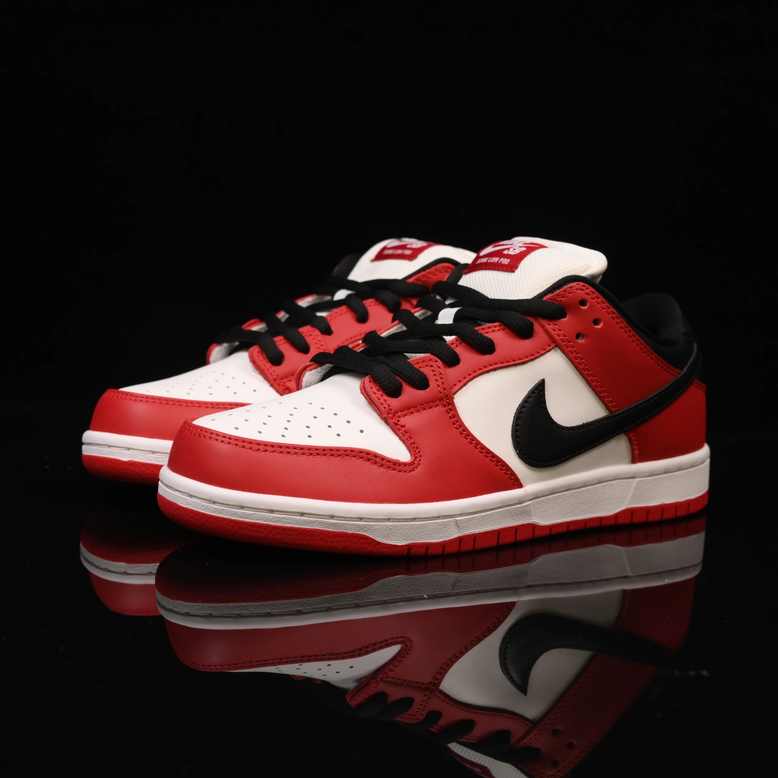 Dunk SB Black, white, and red-BQ 6817-600 SKU image