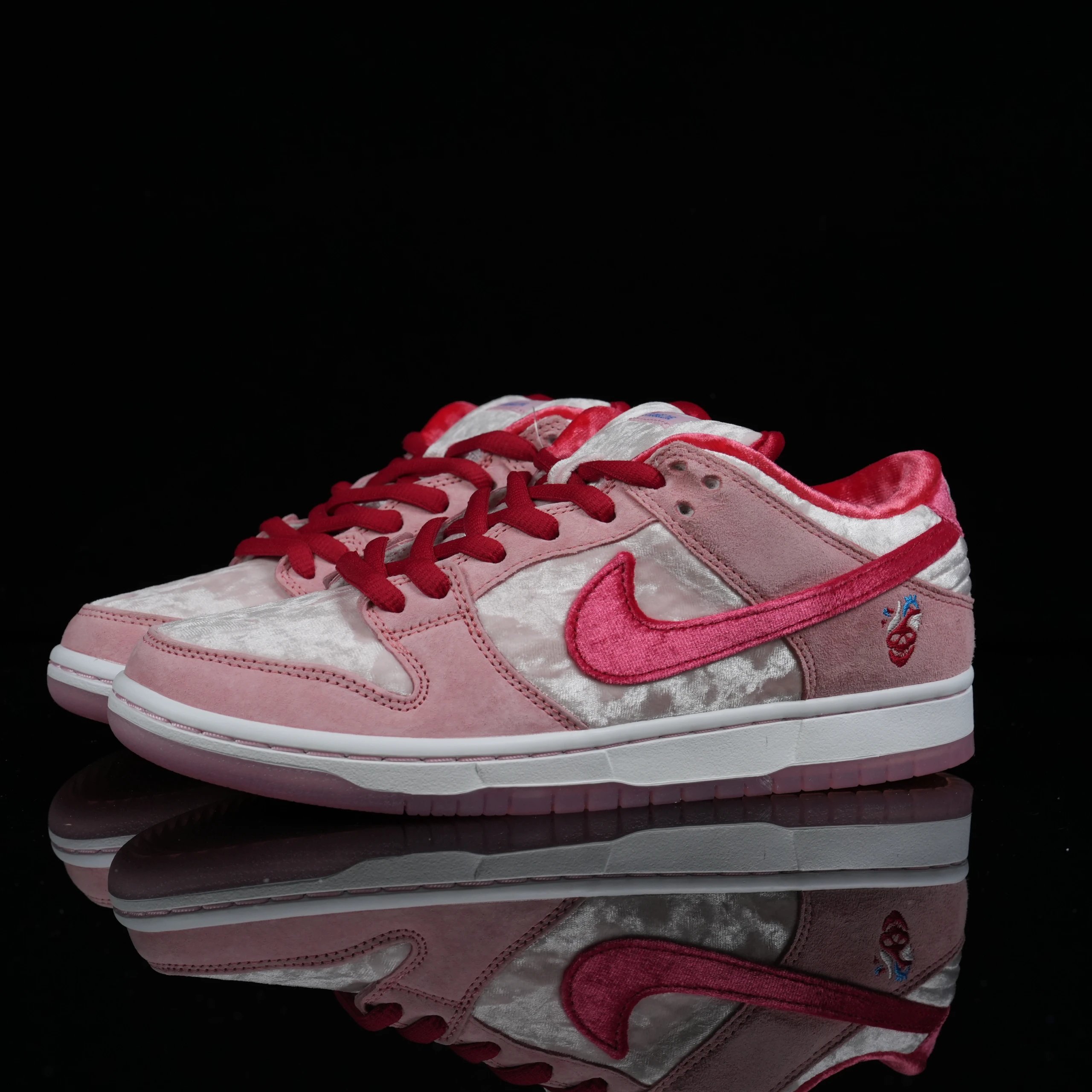 Dunk SB Pink and white-CT 2552-800 SKU image