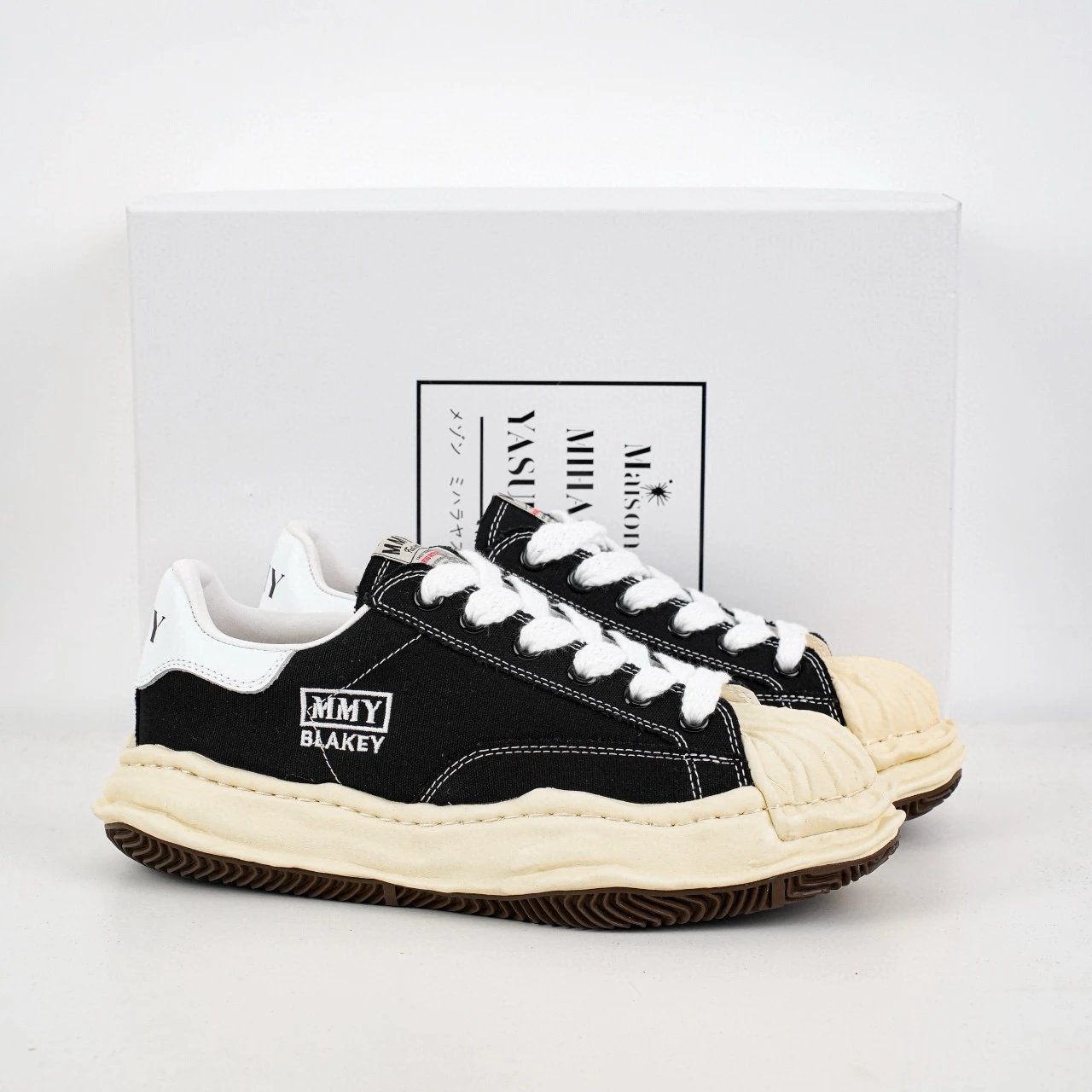 Shell-toe shoe with yellow background embroidery SKU image