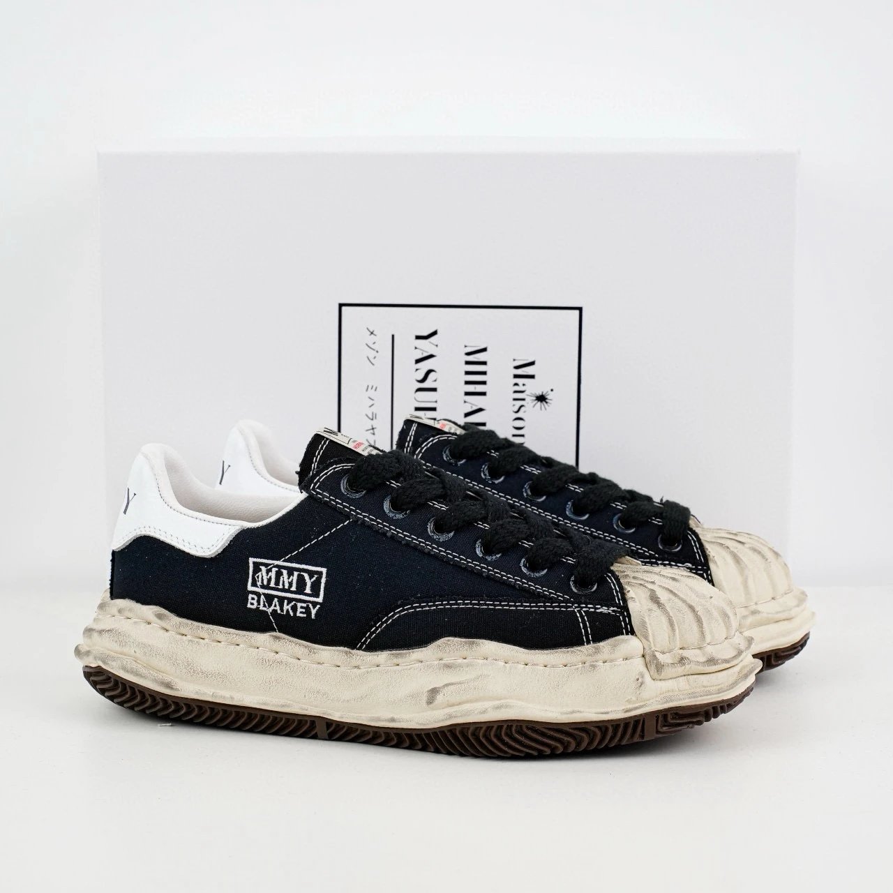 Shell-toe shoe with a dirty embroidered patch SKU image