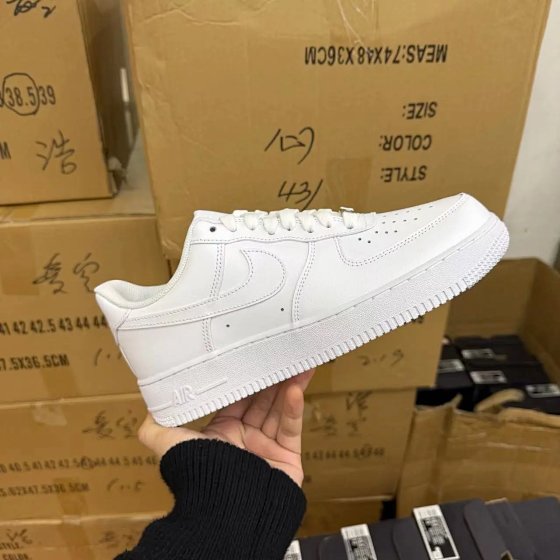 The new G version of the Air Force AF1 pure white low top series sizes 35.5-47.5 are shipped in full size and have no difference from the old G version white low. It can replace any version of hard currency