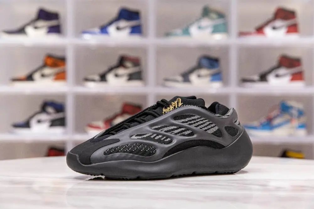 YEEZY 700 V3 ALVAH Low Sneaker