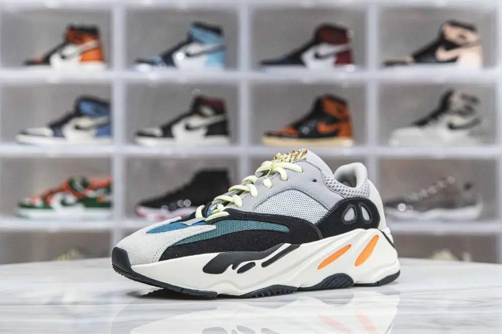 YEEZY 700