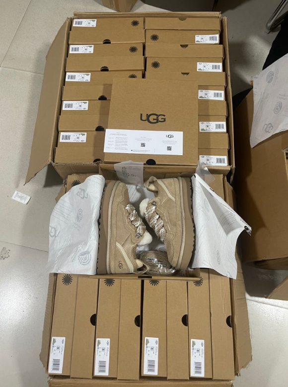 新款梅尔羊皮毛一体雪地靴Whats app 86 152 0596 8861 4