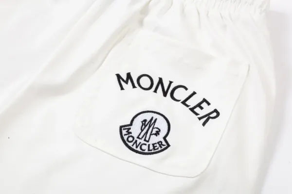 Moncler Logo-Embroidered Zip-Pocket Shorts Black - 39