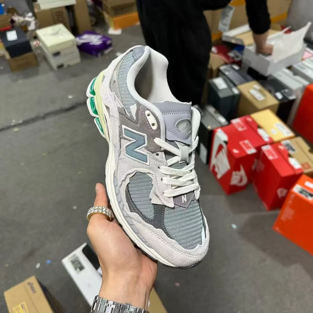 NEW BALANCE   2002