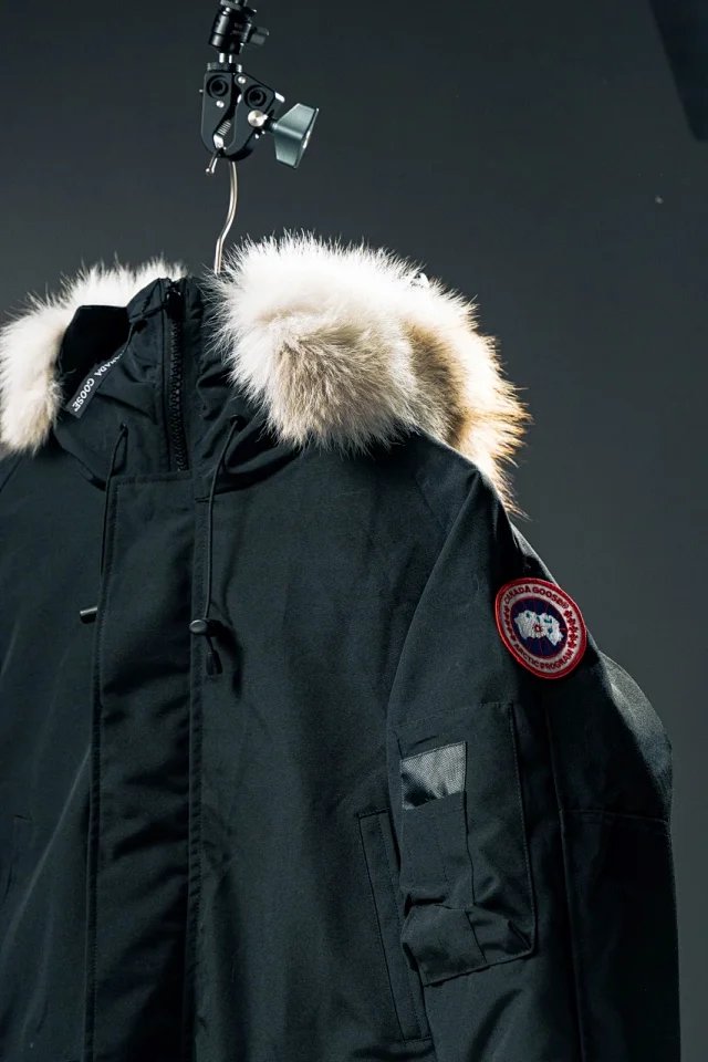 Canada Goose Down Jackets Fur-trim hood bomber jacket product detail image 5