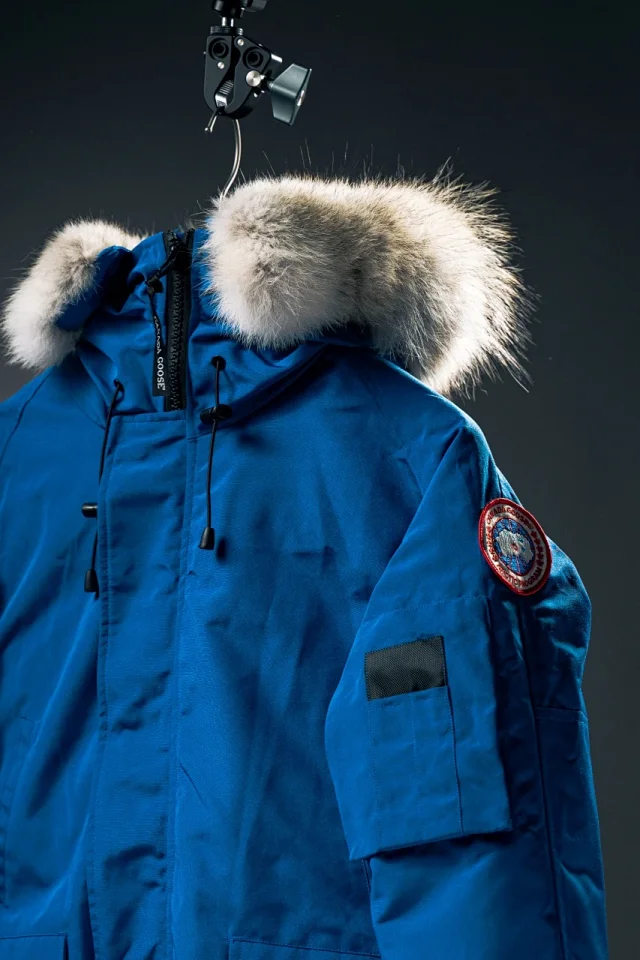 Canada Goose Down Jackets Fur-trim hood bomber jacket product detail image 12