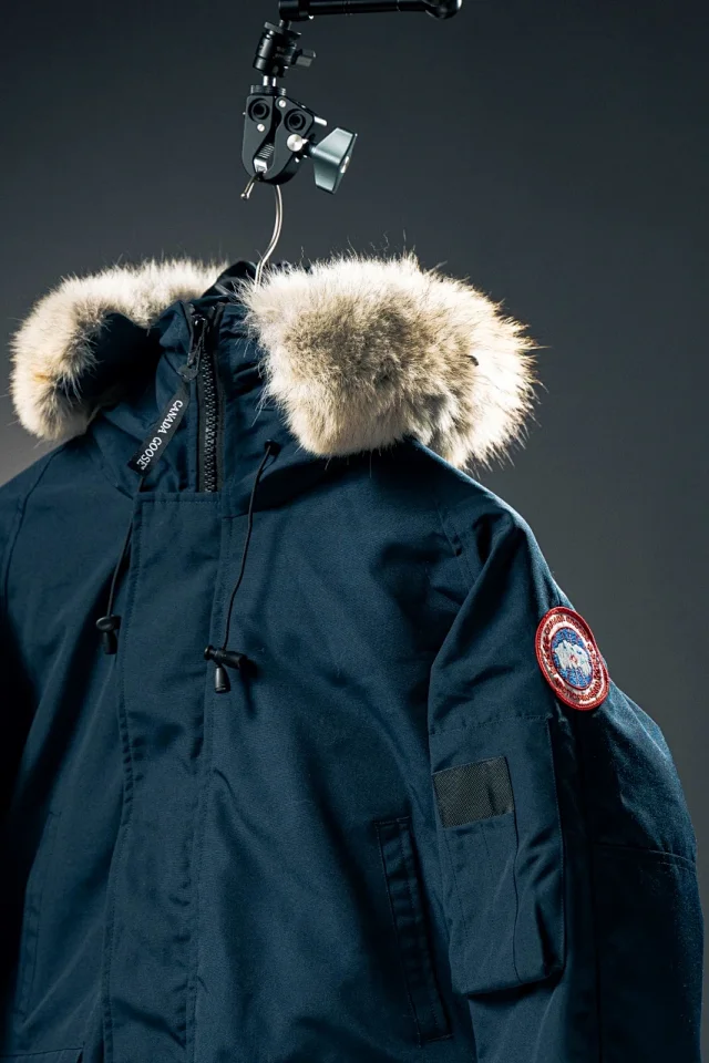 Canada Goose Down Jackets Fur-trim hood bomber jacket product detail image 19