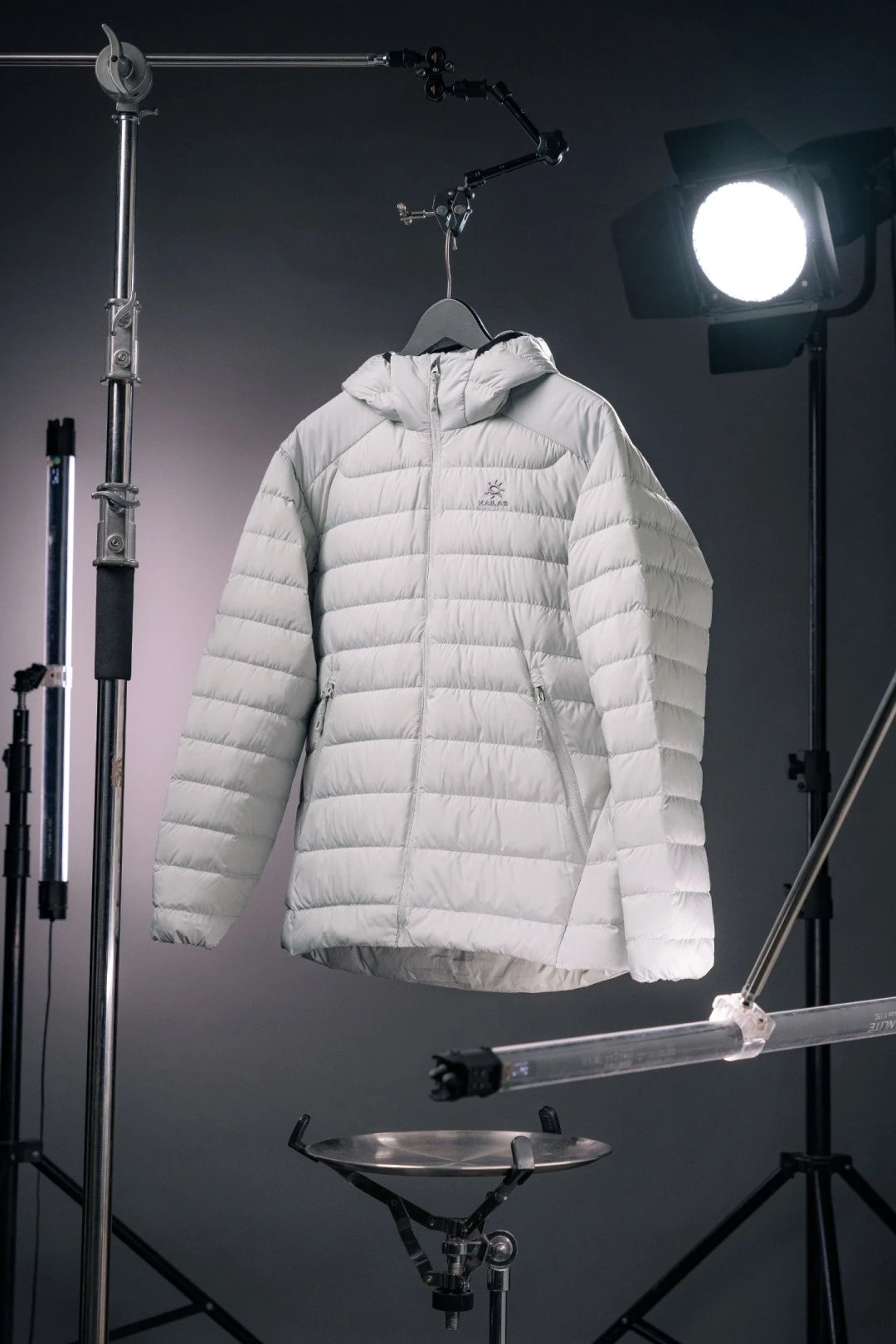 KAILAS Down Jackets Hooded quilted puffer jacket — white