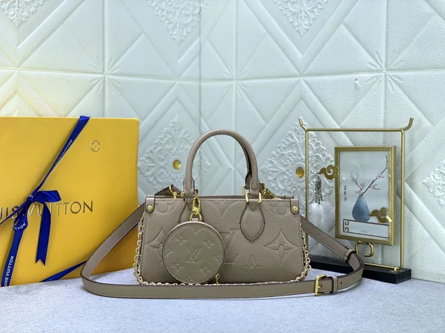 Louis Vuitton Handbags Top-handle handbag with detachable shoulder strap, monogram pattern, and round coin pouch product detail image 3