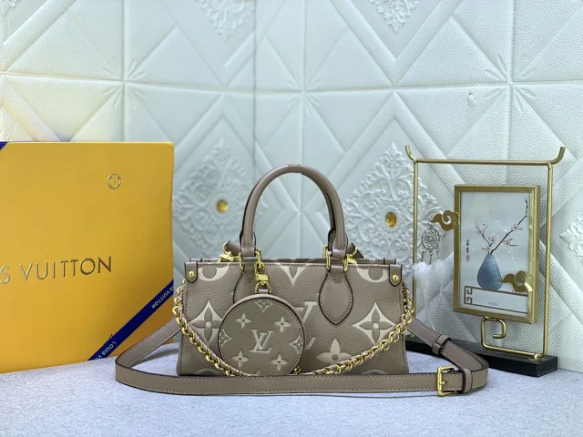 Louis Vuitton Handbags Top-handle handbag with detachable shoulder strap, monogram pattern, and round coin pouch product detail image 4