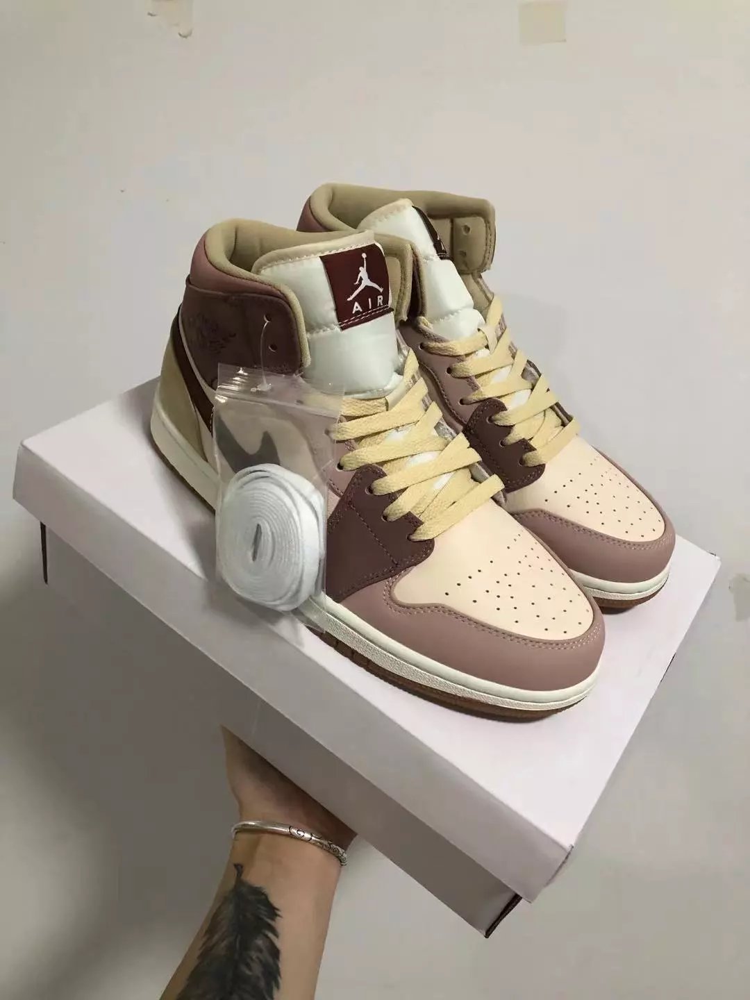 AJ1 Smoke Purple Basketball Shoe