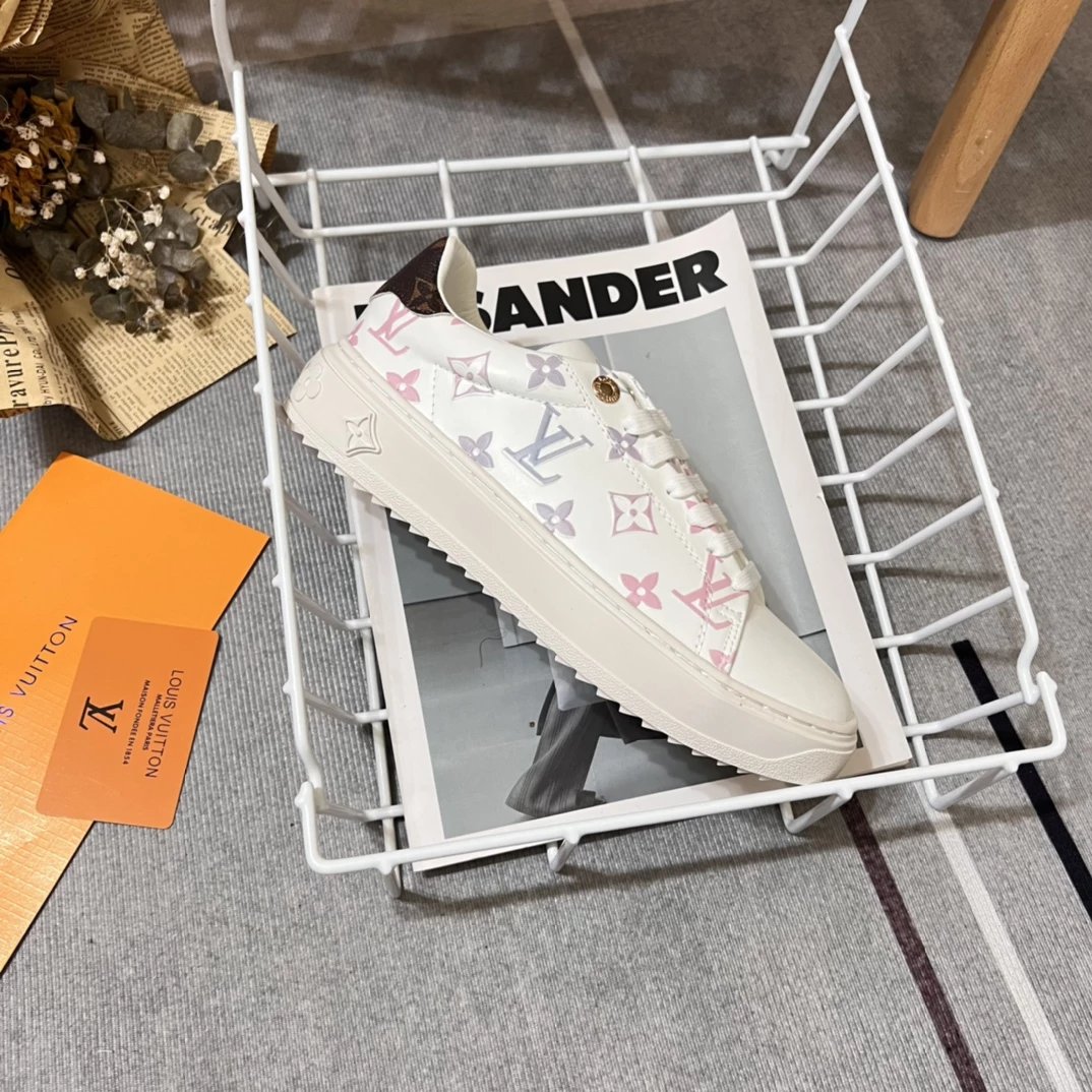 Louis Vuitton Sneakers Low-Top Monogram Lace-Up — Powder gray print with brown tail