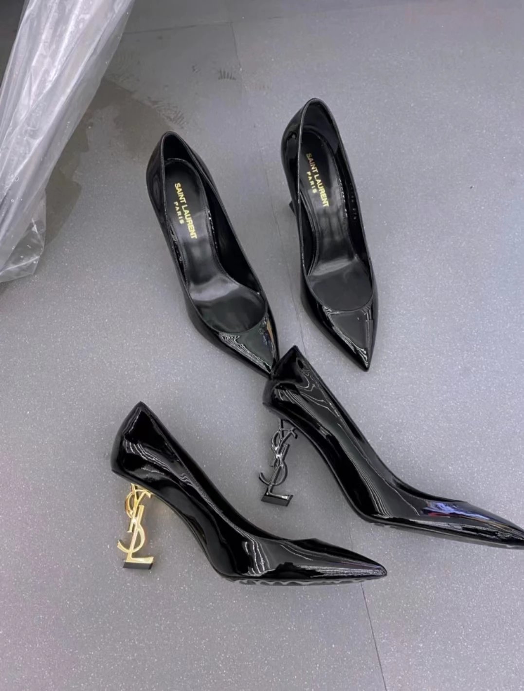 High-Quality Replica SAINT LAURENT YSL Letter Heels, Classic Runway Style Sexy Patent Leather Pointed-Toe Stiletto Pumps, YSL Metal Heel Women's Shoes 2023 Spring Summer New Arrival, YSL Classic Pointed-Toe Stiletto High Heel Pumps, Fashionable High Heel Shoes with Logo, Elevated Sculptural Heel Design