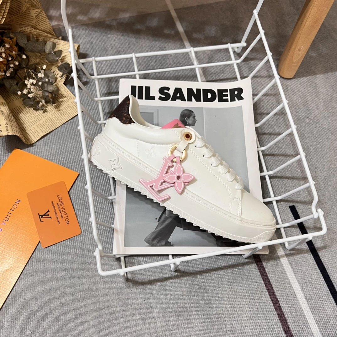 Louis Vuitton Sneakers Low-Top Monogram Lace-Up — White powder with brown tail