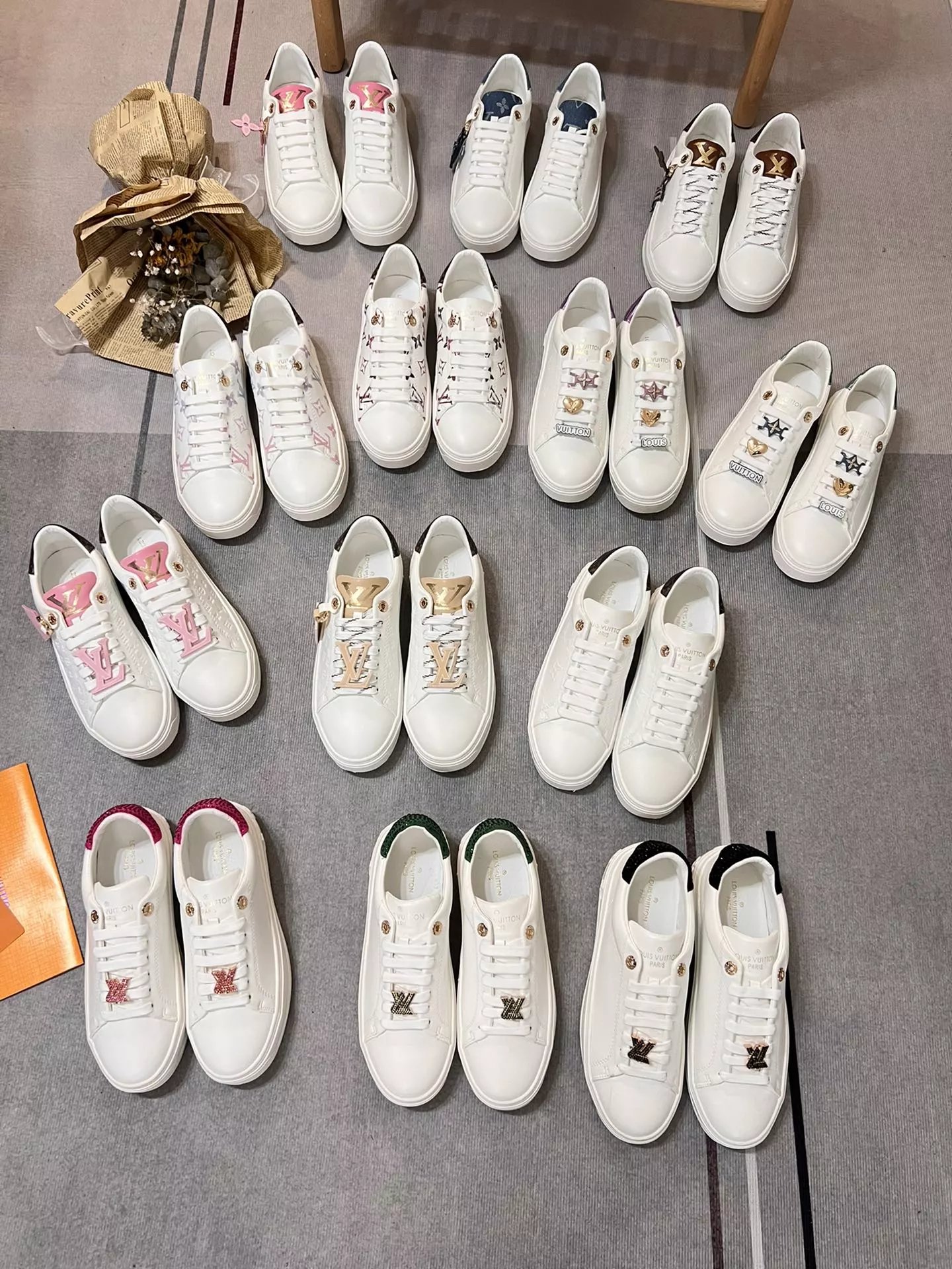 High version L thick soled printed white shoes for women in spring and autumn, Korean version for couples, height increasing student board shoes, versatile low top sports shoes, Yi Wei casual board women's round shoes, Shi Wen shoe series, Lu Deng headband pressure white white line, Lu Wen shoe series, women's round shoes, Shi Yi head casual board embossed small Yun Niu thick leather sole, dynamic shoes, lace up shoes, genuine leather printed couple's white shoes, breathable height increasing sports board shoes, in stock, free shipping