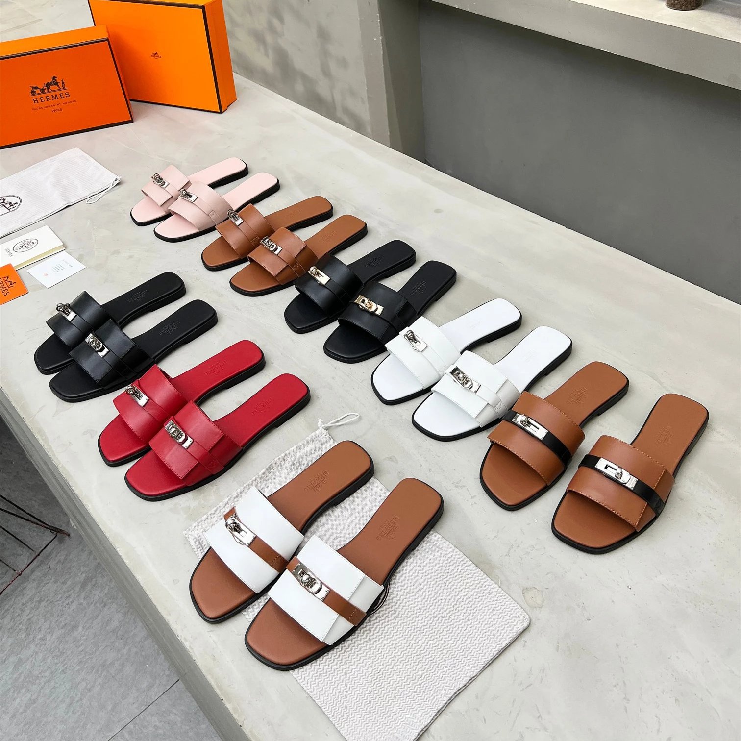 High version Hermes * Hermes lock buckle flat slippers 2024 new H lock buckle leather flat slippers for women's summer outdoor wear, thick high heels for casual mid heeled sandals, metal lock buckle flat slippers for women's summer outdoor wear, leather one-piece mid heeled slippers for women's summer outdoor wear, fashionable and comfortable open toed lazy sandals, summer leather lock buckle open toed sandals, small lock buckle one-piece slippers in stock