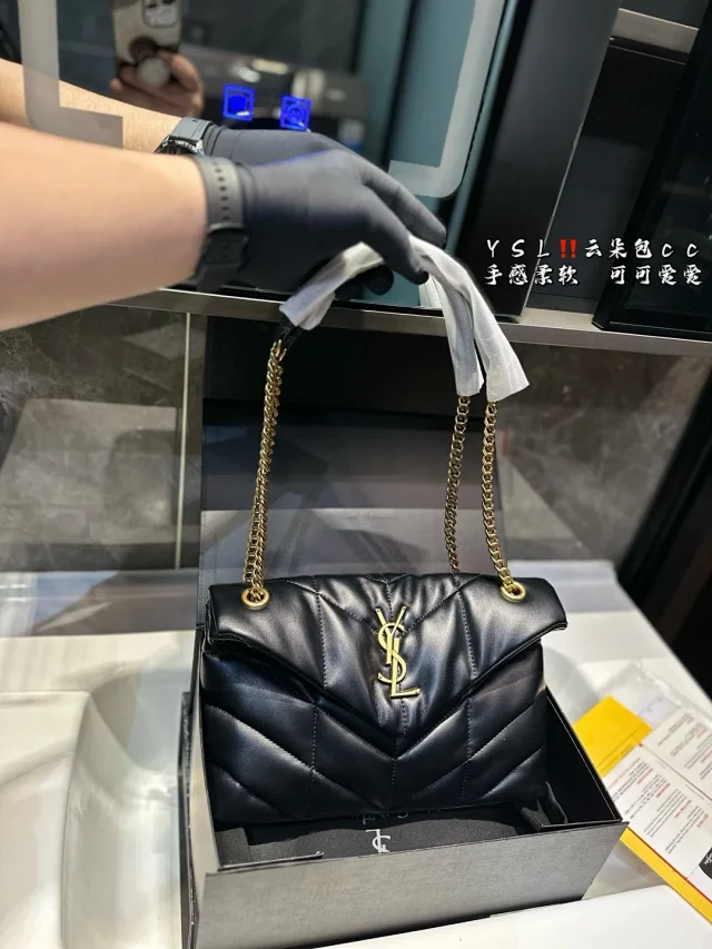 Saint Laurent Crossbody Bags Logo flap and chain-strap designs product detail image 17