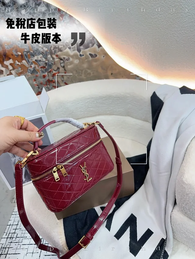 Saint Laurent Crossbody Bags Logo flap and chain-strap designs product detail image 22